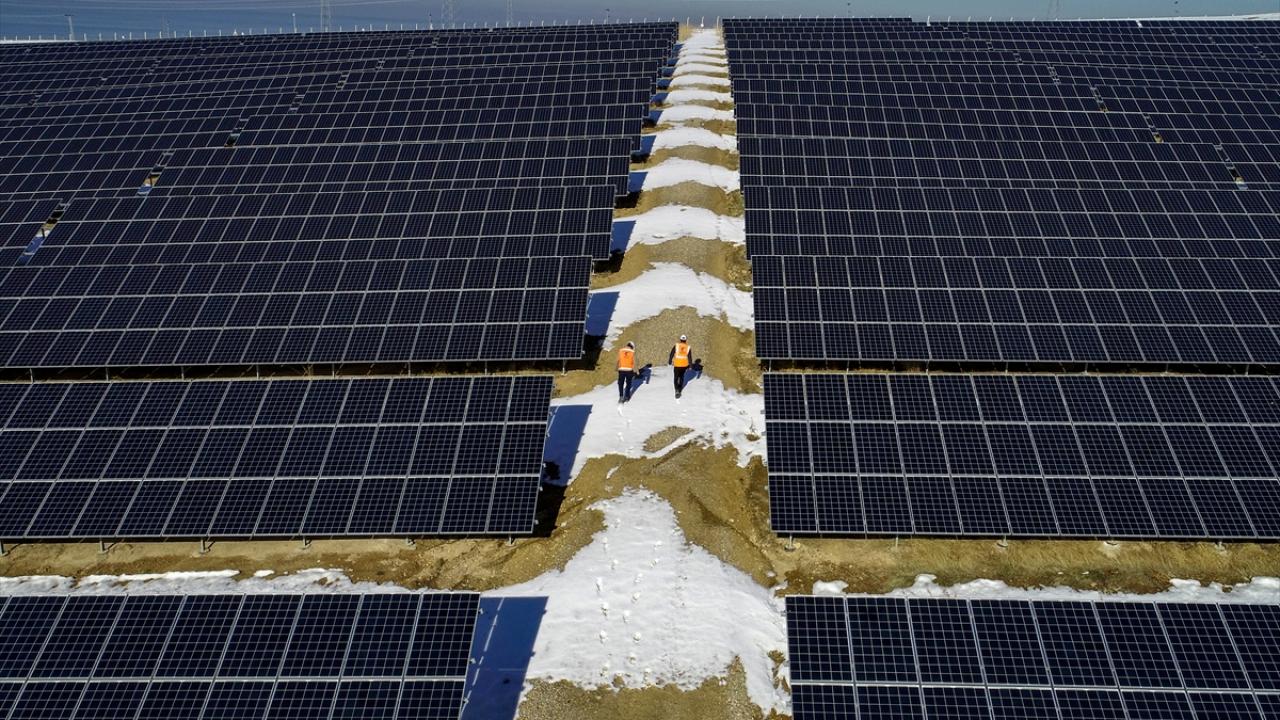 Bu sonuçla firmaların kente yatırım yapma kararı aldığını anlatan Güray, Akfen Yenilenebilir Enerji A.Ş`nin enerji üretimi lisansı almaya hak kazandığını ifade etti.