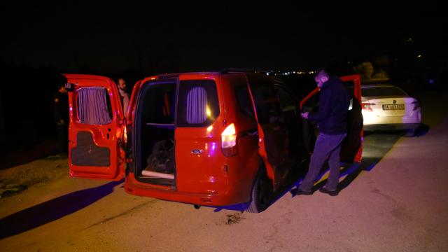 Adanada çalıntı hafif ticari araç polisin 40 kilometrelik kovalaması sonucu durduruldu