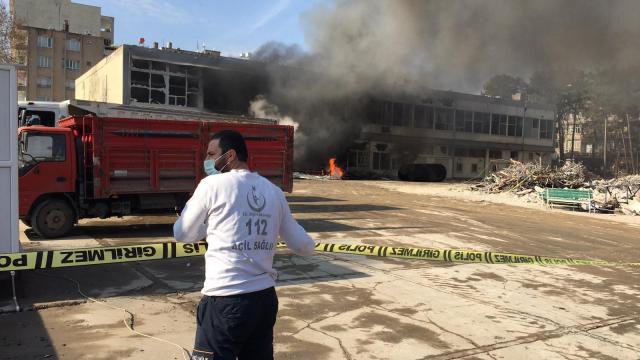Adıyamanda eski kamu binasında yıkım çalışmaları sırasında patlama meydana geldi