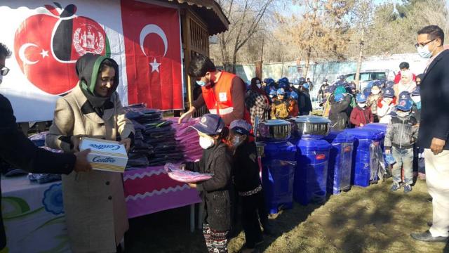 Türk askerinden Afgan yetimlere kıyafet yardımı