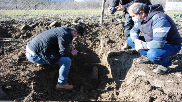 Bahçesine ağaç dikmek istedi, toprağı kazınca kerpiç yapılarla karşılaştı