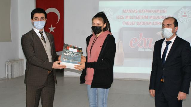 Manyasta öğrencilere tablet bilgisayar dağıtıldı
