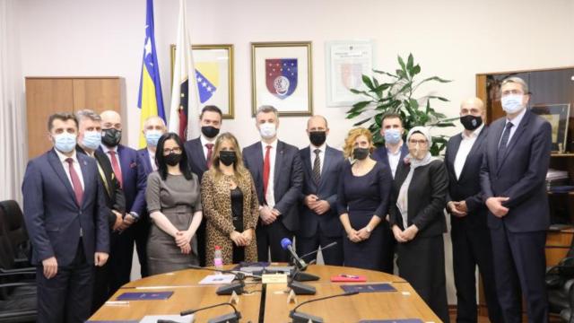 Bosna Hersekte Muminovic ilk başörtülü bakan oldu