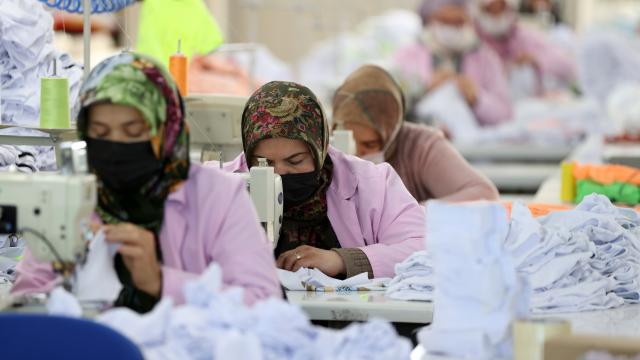 Bileziklerini satarak girdiği tekstil sektöründe 130 kadına ekmek kapısı açtı
