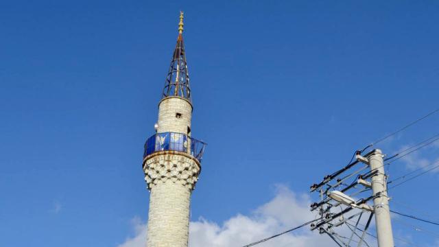 Minaresine yıldırım isabet eden cami ibadete kapatıldı