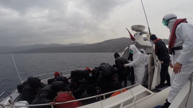 Türk kara sularına itilen 26 düzensiz göçmen kurtarıldı