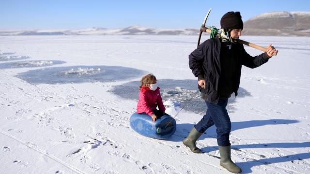 Buz tutan Çıldır Gölünde Eskimo usulü avcılık başladı