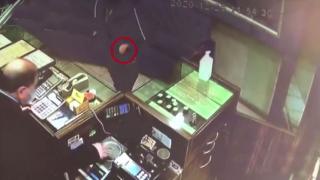 Hırsız elindeki dövmeden yakalandı