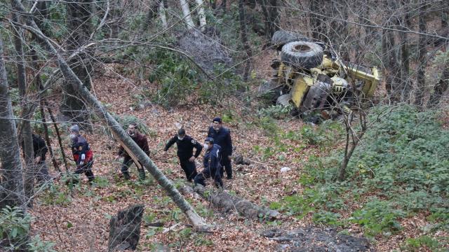 Düzcede şarampole devrilen iş makinesinin operatörü vinç yardımıyla kurtarıldı