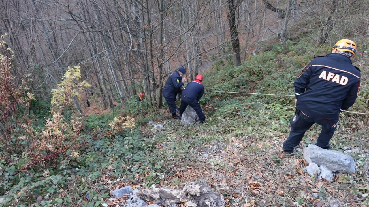 Şarampole devrilen iş makinesinin operatörü vinç yardımıyla kurtarıldı