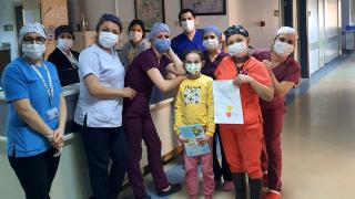 Koronavirüsü atlatan minik Elif'ten teşekkür şiiri