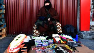 Çocuklarının geçimini çorap satarak sağlıyor