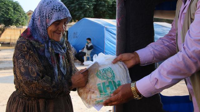 İHH Suriyede bir yılda 153 milyon emek dağıttı