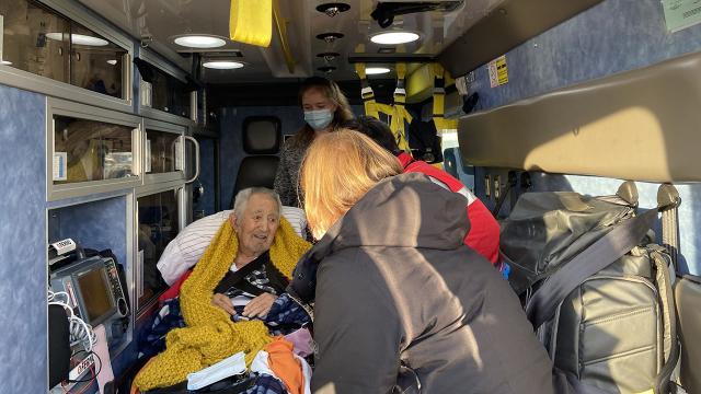 Türk halk bilimci İlhan Başgöz, ambulans uçakla Türkiyeye gönderildi