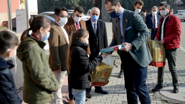 Kahramanmaraşta ihtiyaç sahibi 400 öğrenciye tablet hediye edildi