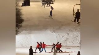 ABD’de kayakçı havada asılı kaldı