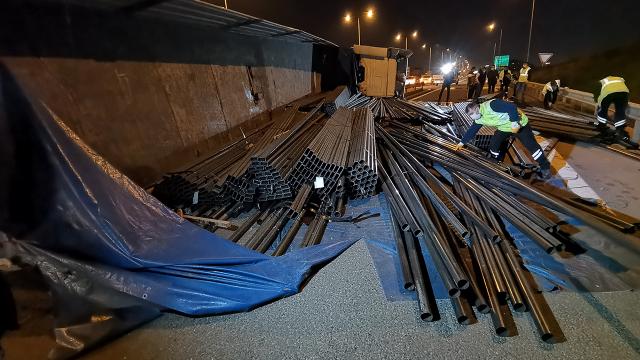 Kuzey Marmara Otoyolunda demir yüklü tır devrildi