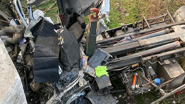 Kontrolden çıkıp devrilen kamyon hurdaya döndü: 2 ölü