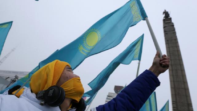 Kazakistanlı gençlerden, Rus milletvekillerine Kazakistan haritalı çikolata