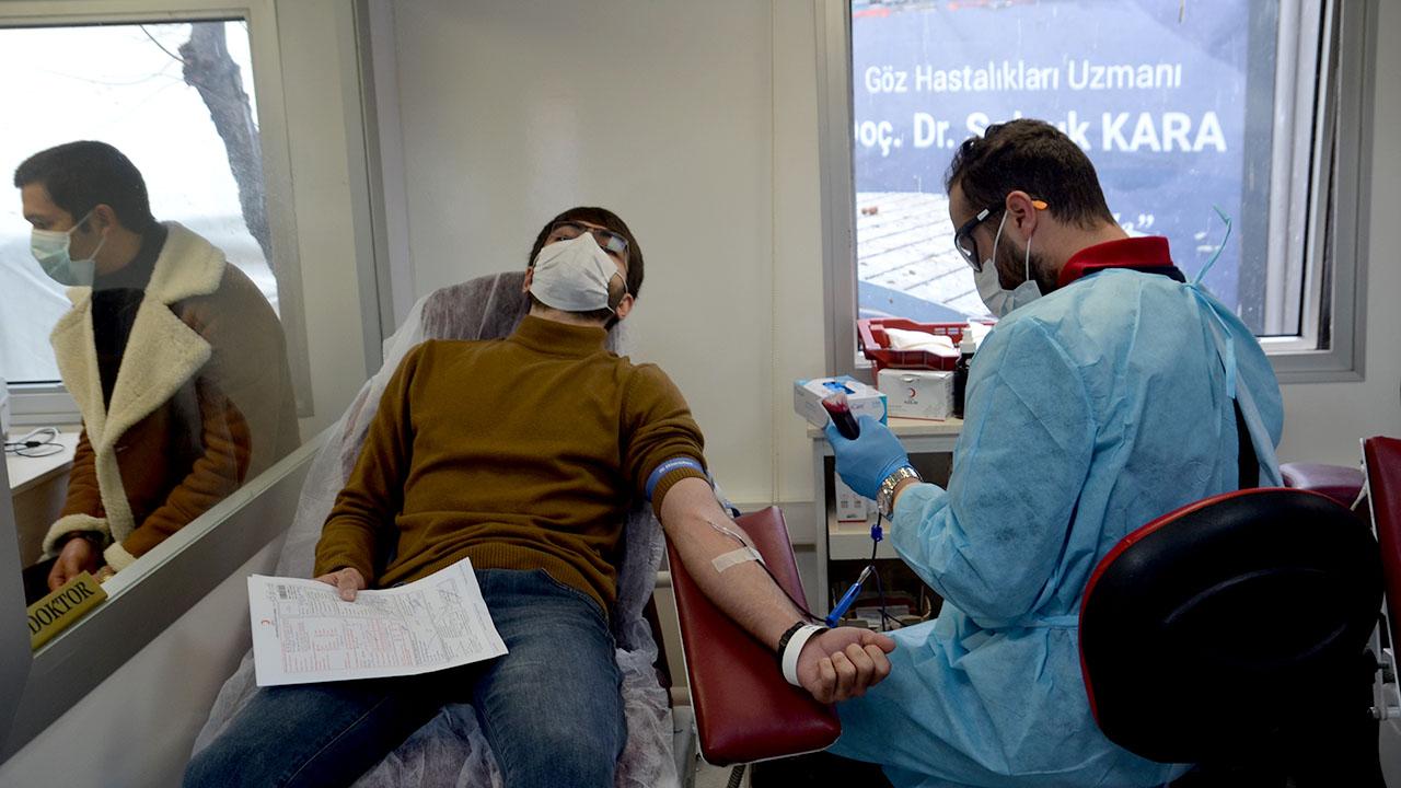 Yabancı öğrencilerden Kızılay’a kan bağışı
