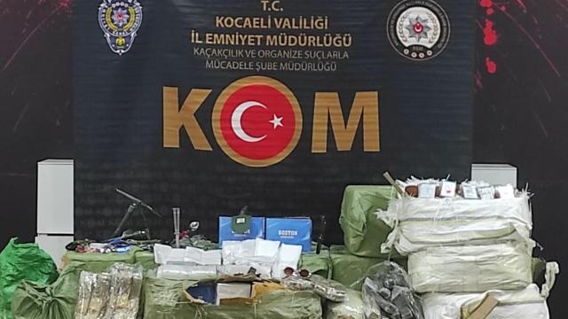 Anadolu Otoyolunda durdurulan araçta gümrük kaçağı ürünler ele geçirildi
