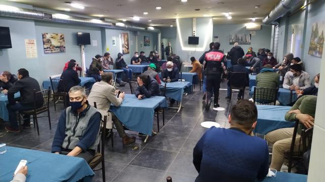 Eskişehirde dernek binasına kumar baskını: 65 kişiye ceza yağdı