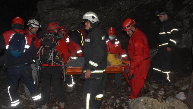 Bodrumda kayalıklara düşen bir kişi 8 saatte kurtarıldı