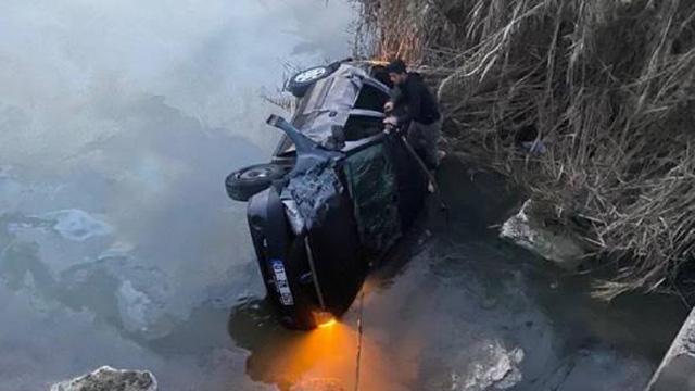 Mersinde otomobil sulama kanalına düştü: 5 yaralı