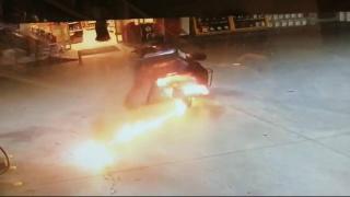 Motosikleti yakıt aldığı sırada alev aldı