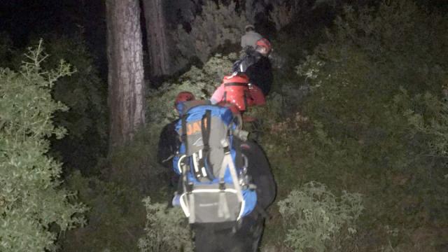 Fethiyede kayalıklarda mahsur kalan turist kurtarıldı