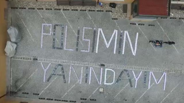Konyada polisler ele geçirdikleri kaçak cep telefonlarıyla "polisimin yanındayım" yazdı