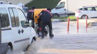 Bağcılar'da boru patladı, suya kapılan kuryenin yardımına polis koştu