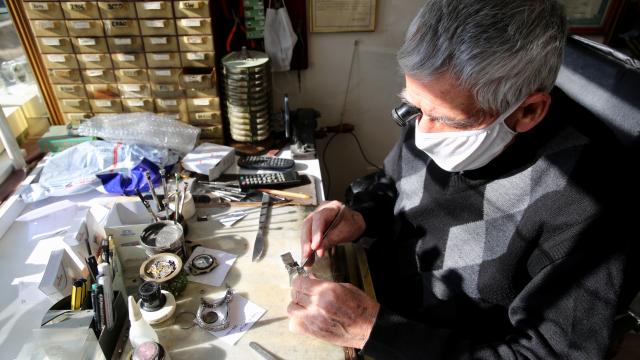 Aynı dükkanda 46 yıldır saatlere ayar veriyor