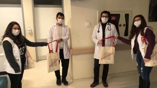 Öğrencilerden sağlık çalışanlarına teşekkür ziyareti