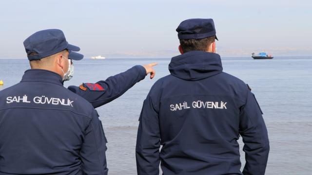 İzmirde ağa takılan martıyı Sahil Güvenlik ekibi kurtardı