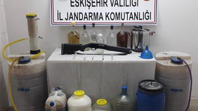 Eskişehirde evinde sahte içki ürettiği iddia edilen şüpheli yakalandı