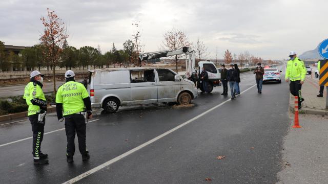 Denizlide minübüs devrildi: 3 yaralı