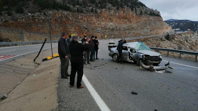 Konyada otomobil yön levhasına çarptı: 3 yaralı