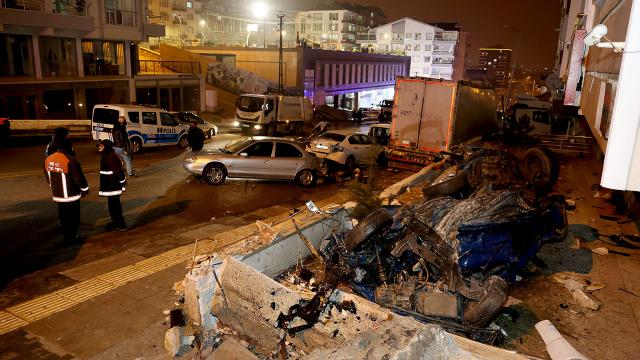Ankarada freni boşalan tır 11 aracı hurdaya çevirdi
