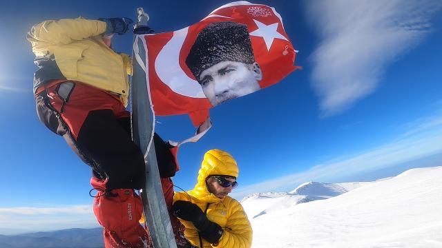 Uludağın zirvesindeki Türk bayrağı yenilendi