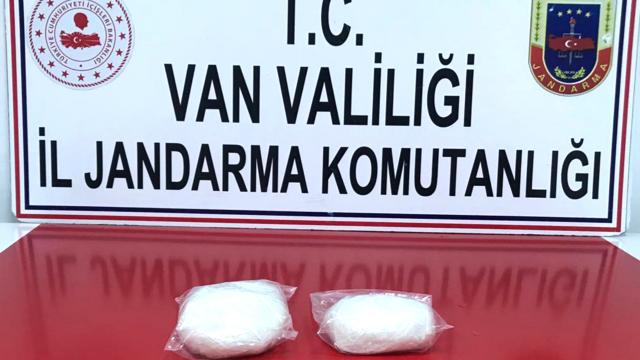 Vanda 2 kilo uyuşturucu ve silah ele geçirildi
