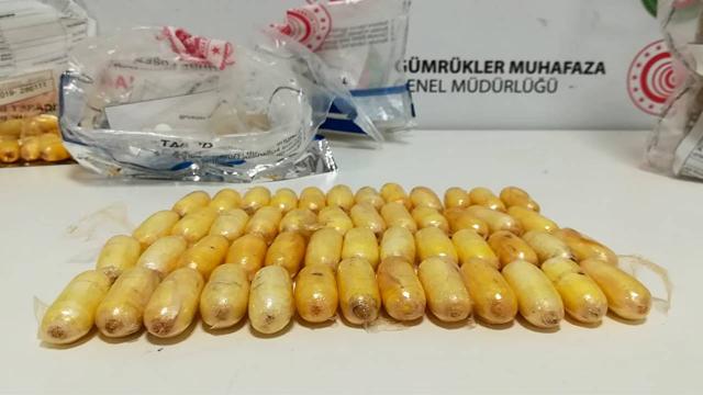 Midelerindeki uyuşturucuyu yurda sokmaya çalışan 3 kişi yakalandı