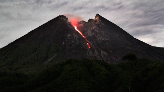 Endonezyada Merapi Yanardağında iki patlama oldu