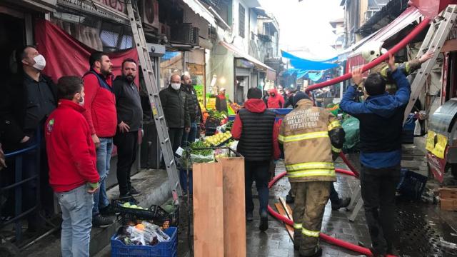 İzmirdeki Kemeraltı Çarşısında bir binada çıkan yangın söndürüldü