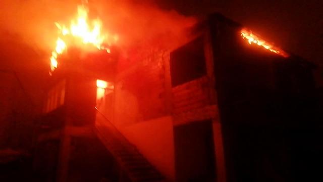 Tavuk ve güvercinleri ısıtmak isterken kümesi tutuşturdu