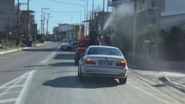 Yunanistanda papaz, köyü kamyonetle kutsadı