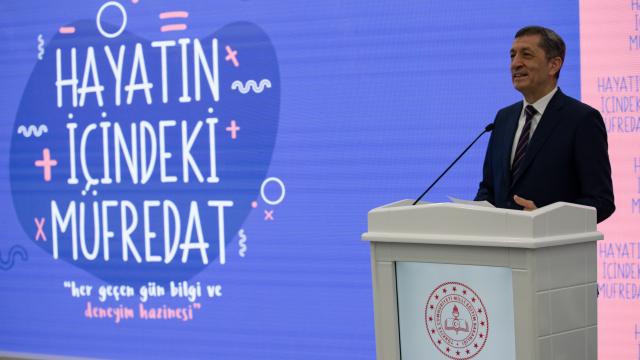 Bakan Selçuk "Hayatın İçindeki Müfredat El Kitabı" isimli kitabını tanıttı