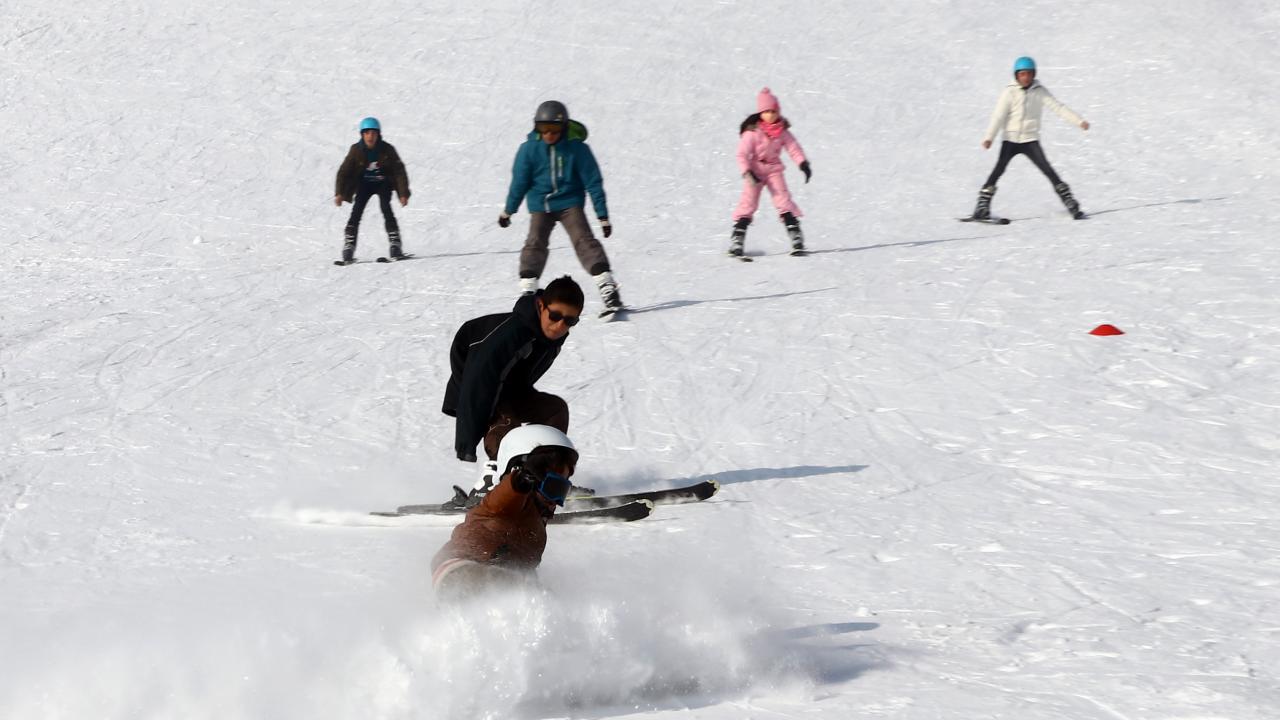 Çocukların yemek ve ulaşım masraflarını üstlenen belediye ekipleri, evlerinde aldıkları çocukları kayak merkezine getirerek eğitim veriyor. 
