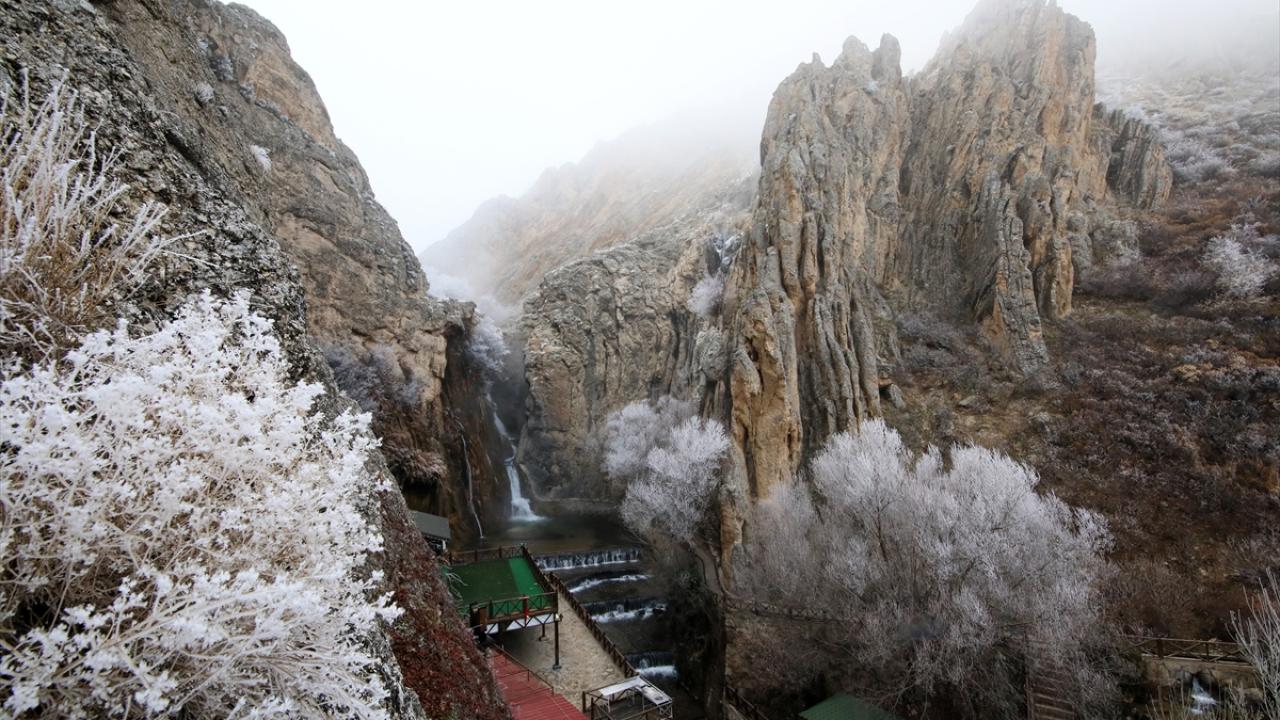 El değmemiş doğası, kanyonu ve bitki örtüsüyle Türkiye`nin 243. tabiat parkı ilan edilen Günpınar Şelalesi, ziyaretçilerine tabloları aratmayan manzara sunuyor.