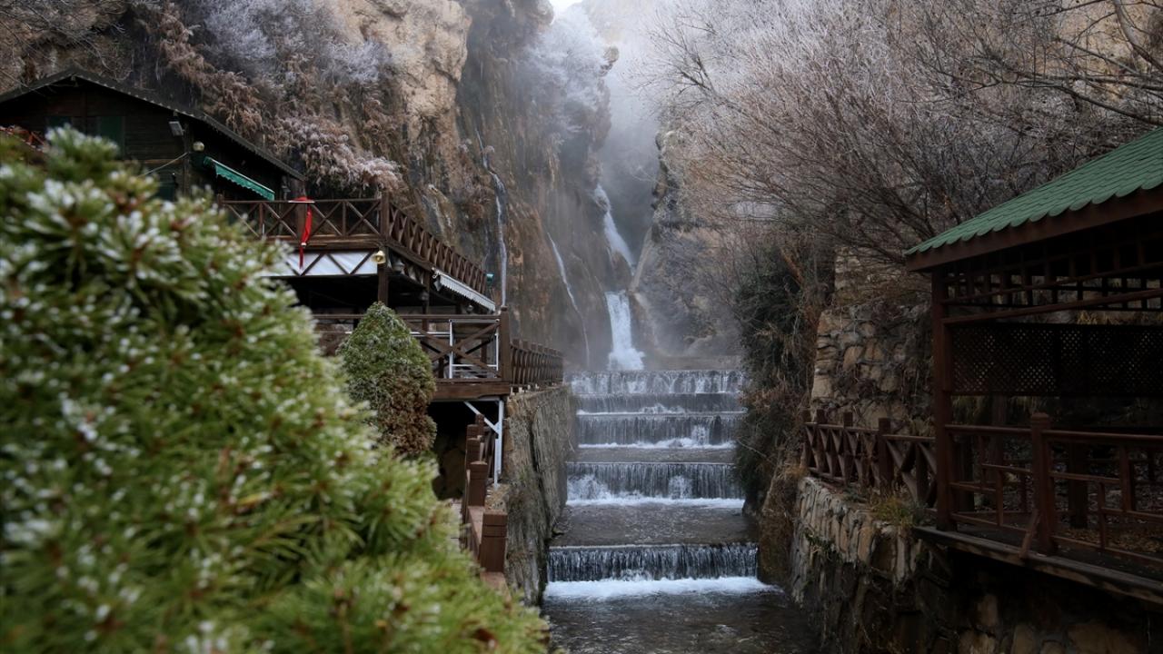 Günpınar Kanyonu`nun bitimindeki sarp kayalıkların arasında bulunan ve yılın dört mevsimi ayrı bir güzelliğe bürünen şelale, sis ve kırağının oluşturduğu puslu havasıyla ziyaretçilerinin ilgisini çekiyor.